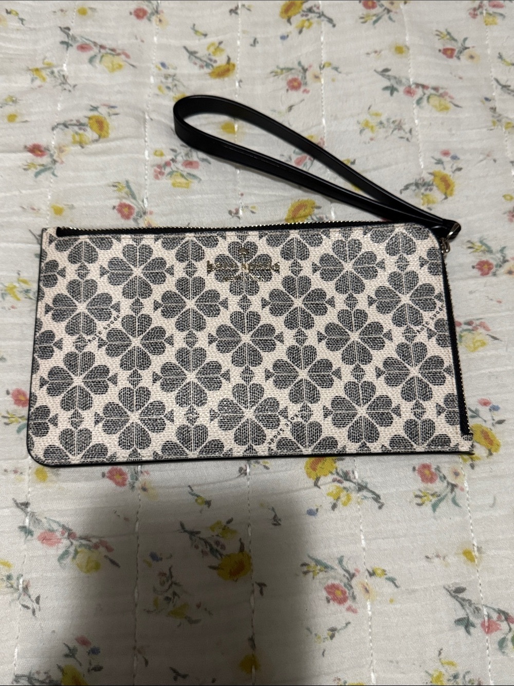 SOLD❣️Kate Spade Black and White Wristlet